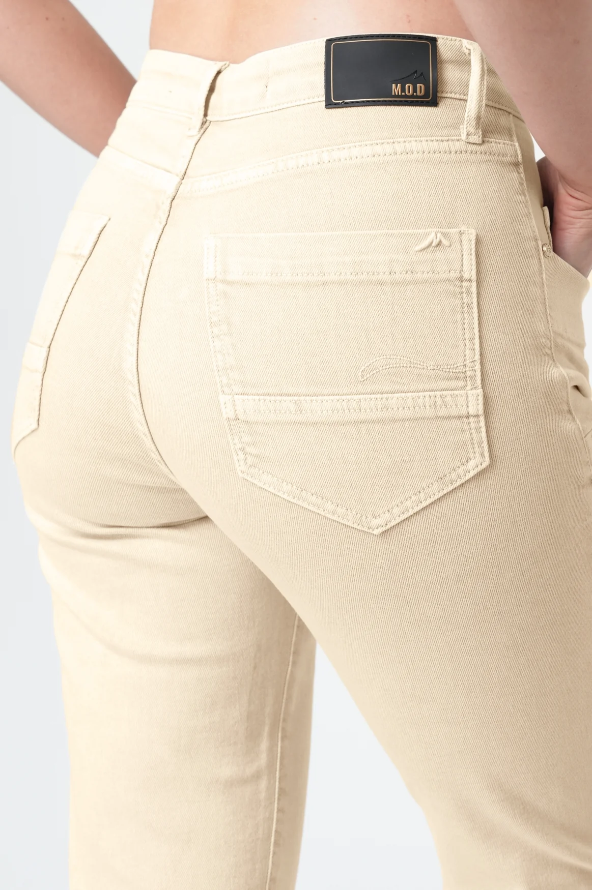 Ira Boyfriend | White Asparagus - Image 5
