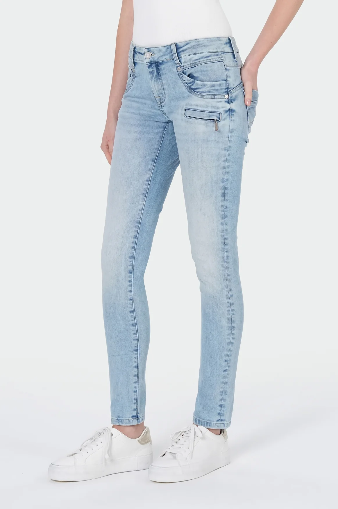 Suzy Skinny | Famous Blue - Image 3