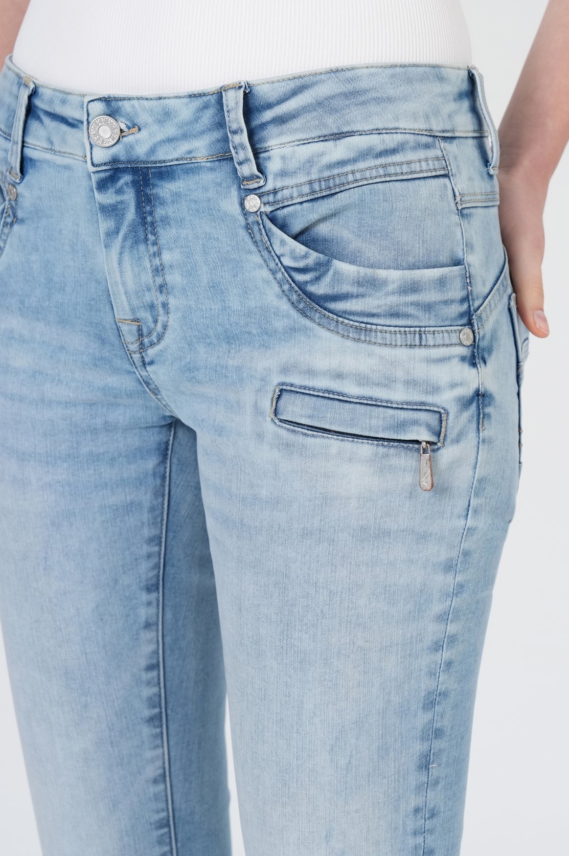Suzy Skinny | Famous Blue - Image 5