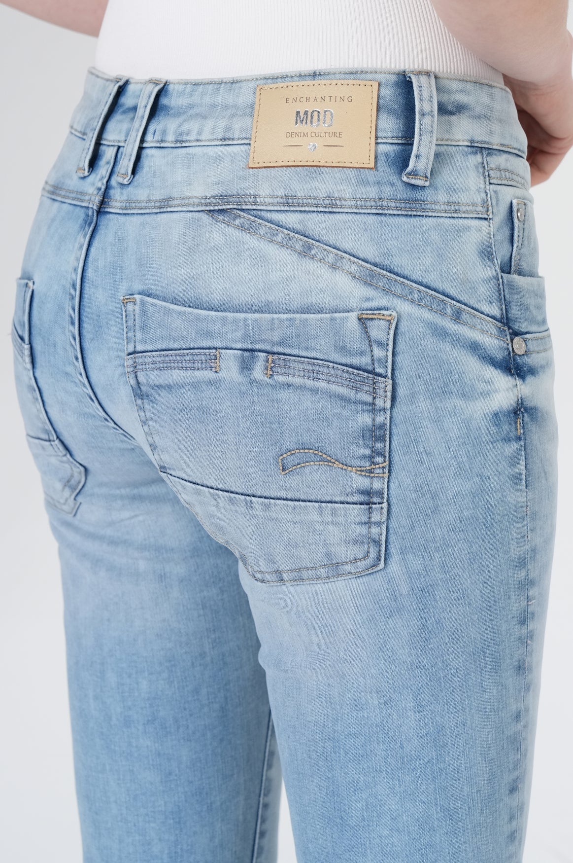 Suzy Skinny | Famous Blue - Image 6